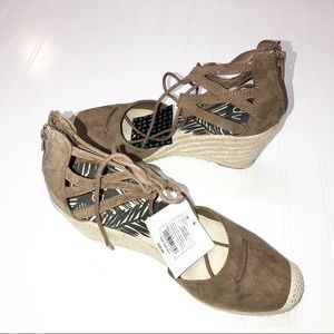 NWT DV Brown Taupe Lace Up Wedges Size 10